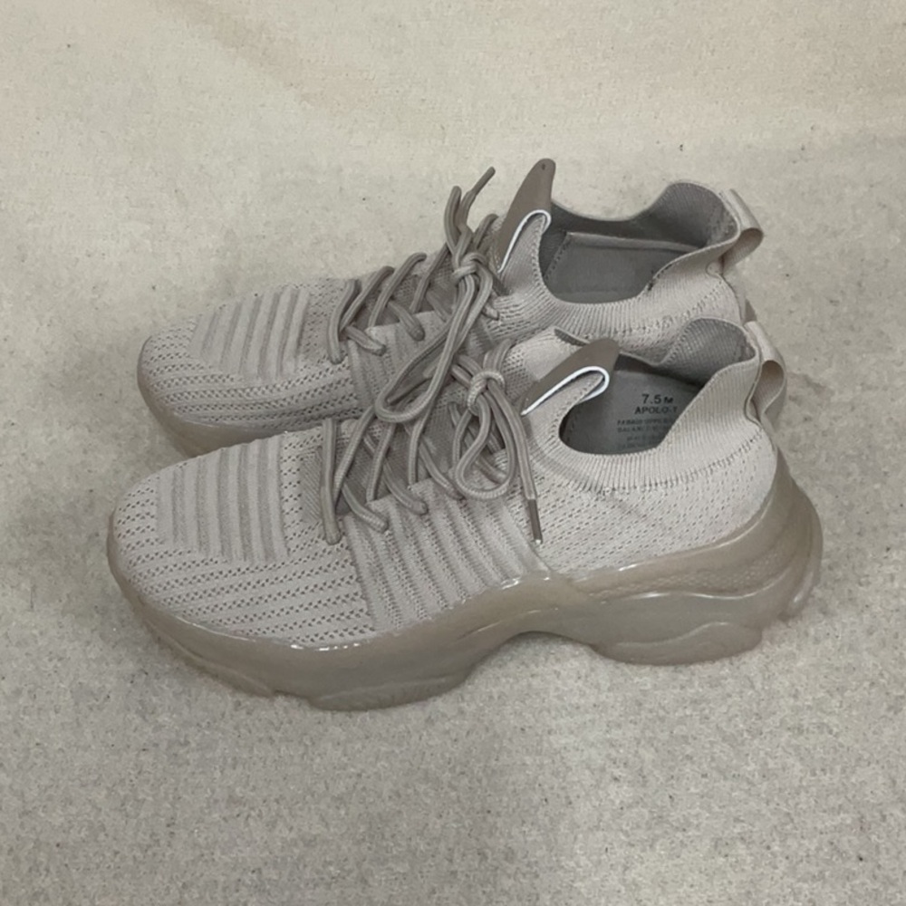EUC woman’s Cushionaire sneakers